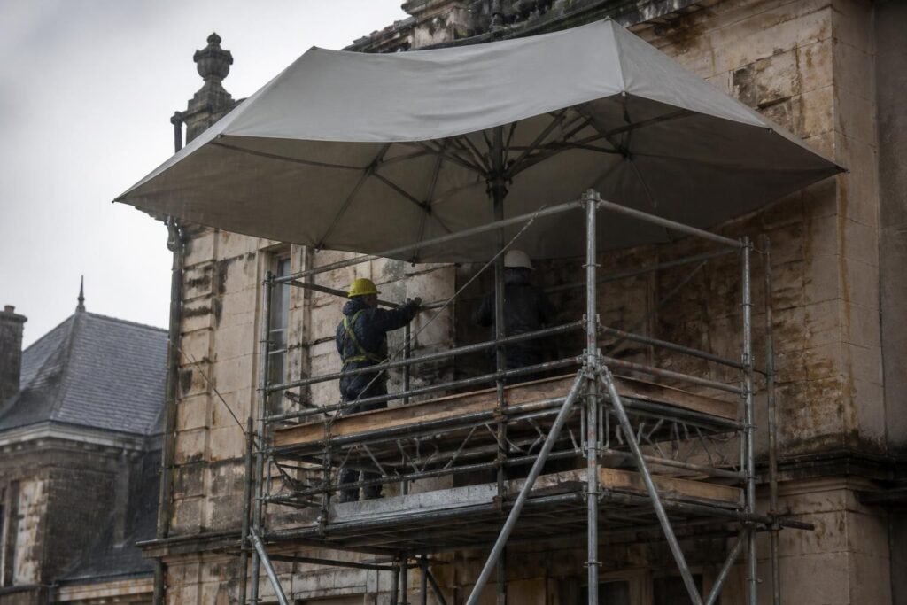 découvrez les avantages de l'échafaudage parapluie, ses tarifs et nos conseils pratiques pour une location réussie.